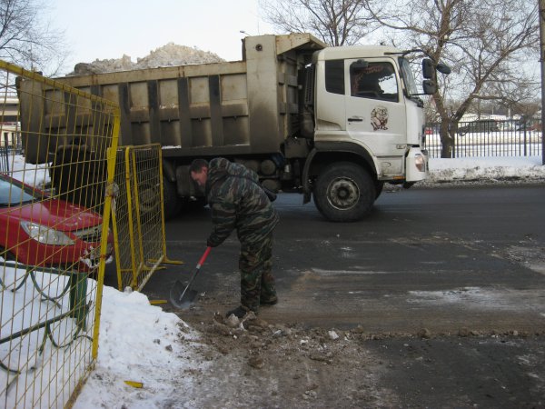 Лужков, уходя, сказал Собянину, что под одним из московских тротуаров зарыт клад (с) Лужков, уходя, сказал Собянину, что под одним из московских тротуаров зарыт клад (с)